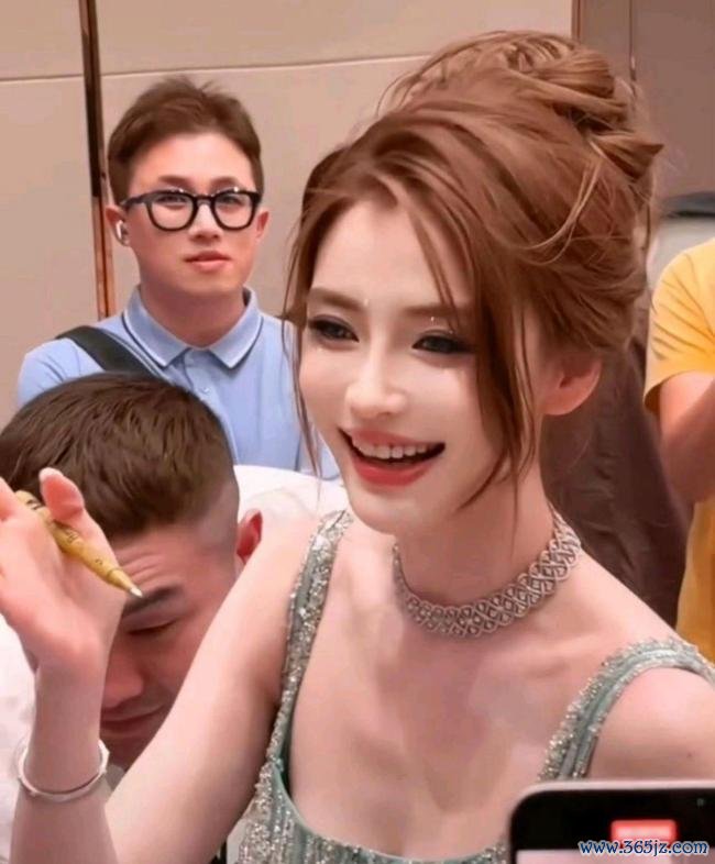 Angelababy早期混血感归来 颜值巅峰再现