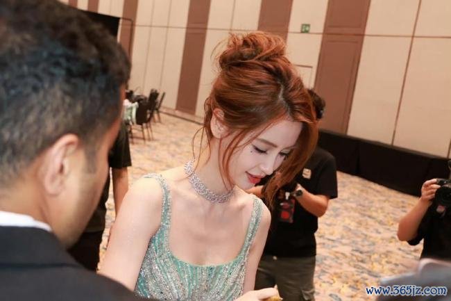 Angelababy早期混血感归来